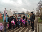 Сбор на территории детского сада для проведения акции За ручку с детством.JPG
